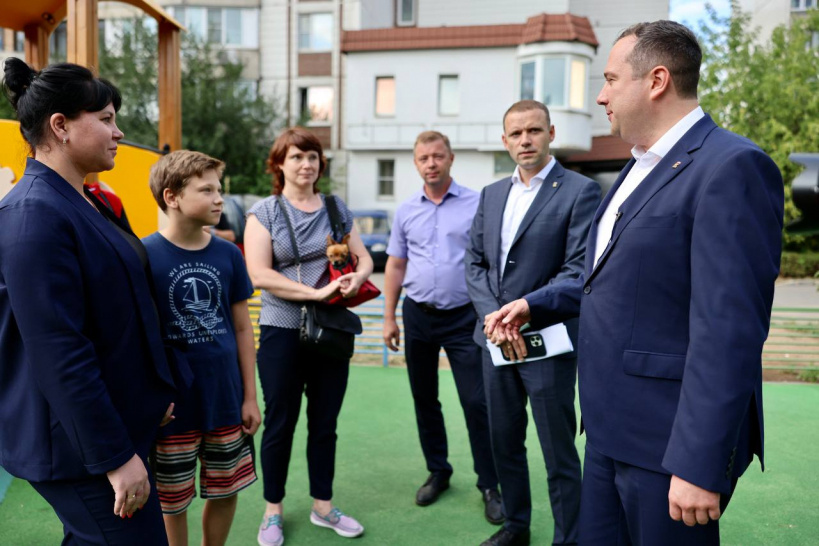 Глава Королёва Игорь Трифонов проверил установку новой детской площадки и пообщался с жителями